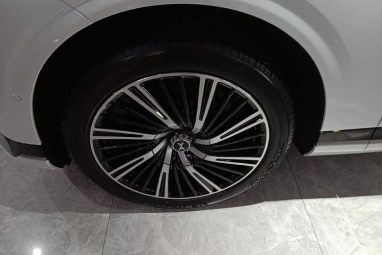 Used XPeng G9 2025 725 with Ultra-Long Range Max Left Front Wheel Hub
