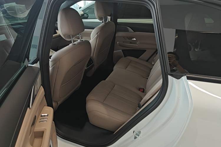 Used XPeng G9 2025 725 with Ultra-Long Range Max Left Rear Seat