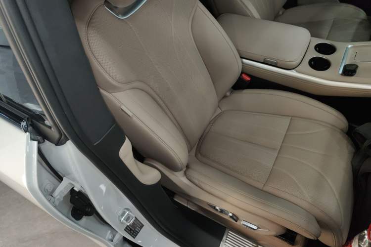 Used XPeng G9 2025 725 with Ultra-Long Range Max Right Front Seat