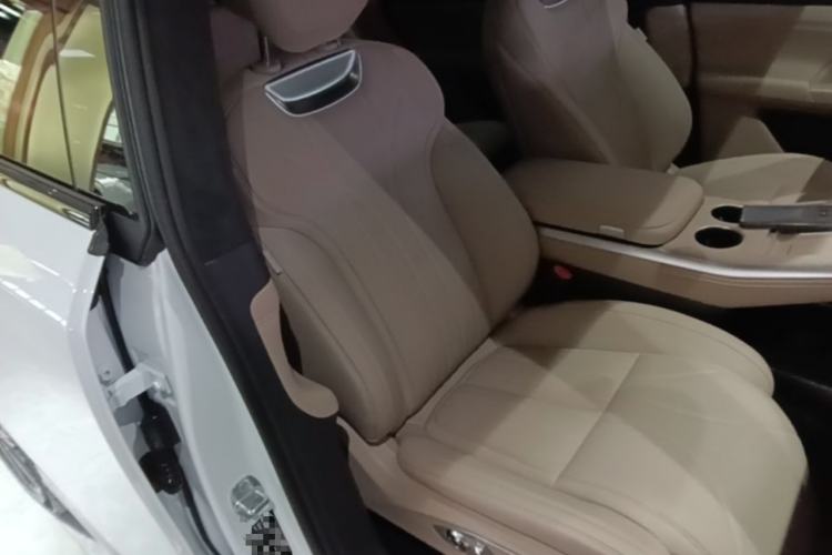 Used XPeng G9 2025 725 with Ultra-Long Range Max Right Front Seat