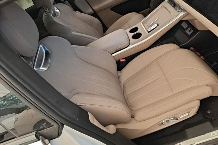 Used XPeng G9 2025 725 with Ultra-Long Range Max Right Front Seat
