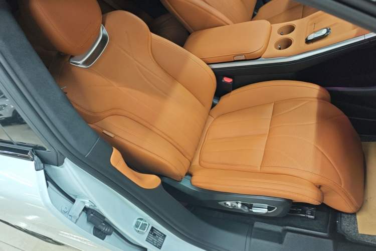 Used XPeng G9 2025 725 with Ultra-Long Range Max Right Front Seat
