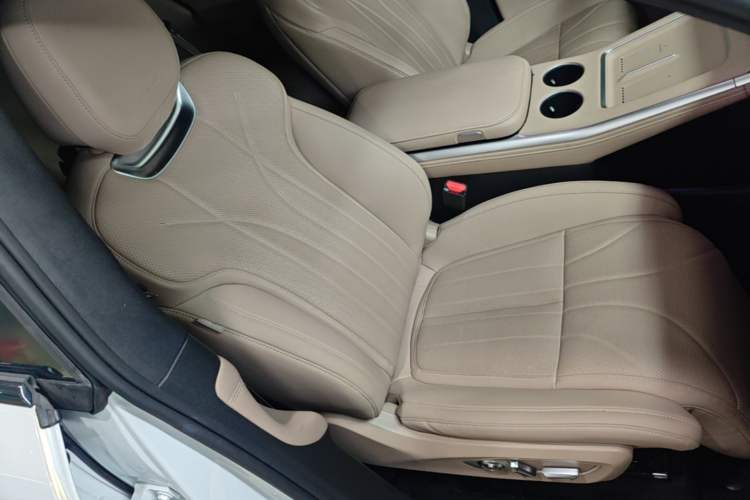 Used XPeng G9 2025 680 Ultra-Long Range All-Wheel Drive Max Right Front Seat