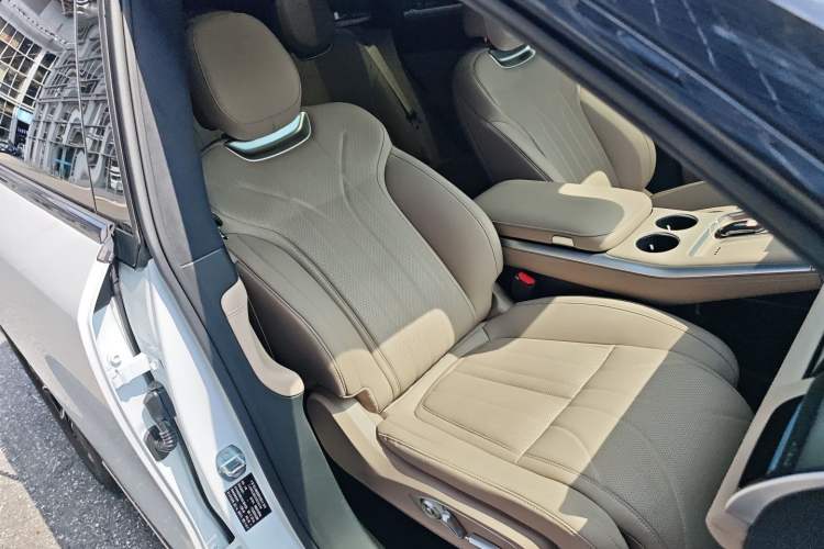 Used XPeng G9 2025 625 Long-Range Max Right Front Seat