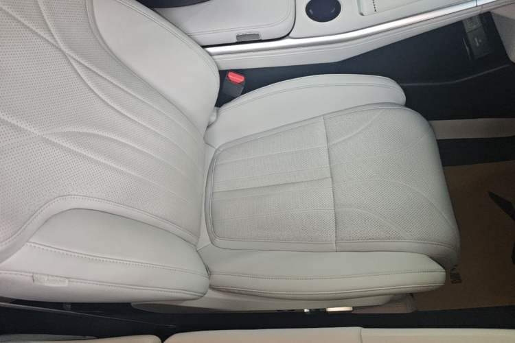 Used XPeng G9 2025 725 with Ultra-Long Range Max Right Front Seat