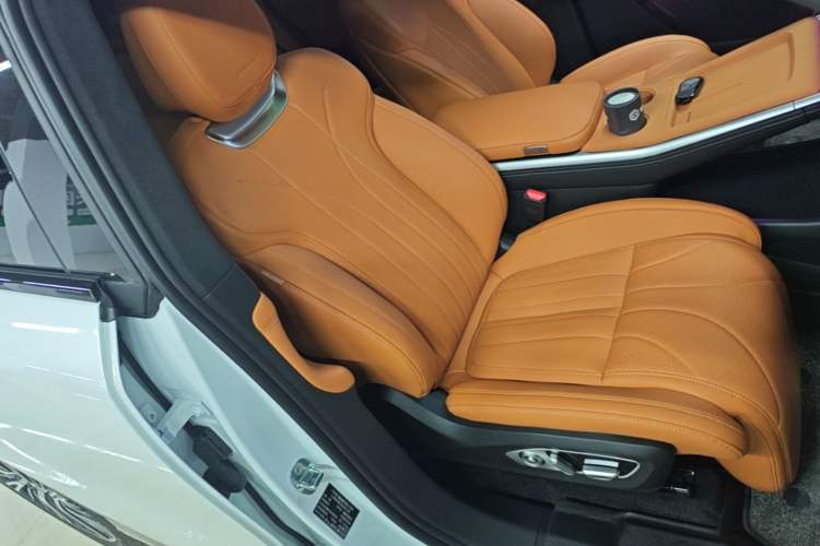 Used XPeng G9 2025 725 with Ultra-Long Range Max Right Front Seat