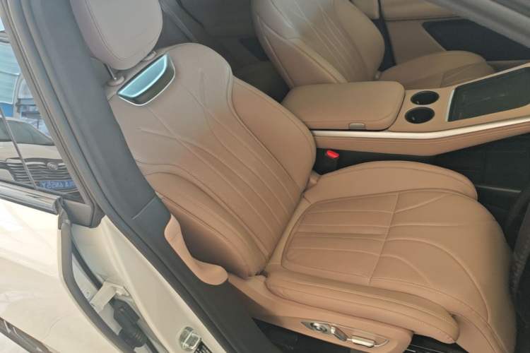 Used XPeng G9 2025 725 with Ultra-Long Range Max Right Front Seat