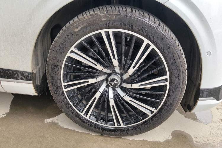 Used XPeng G9 2025 725 with Ultra-Long Range Max Right Front Wheel Hub