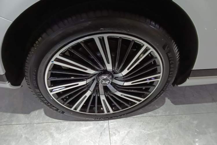 Used XPeng G9 2025 725 with Ultra-Long Range Max Right Rear Wheel Hub