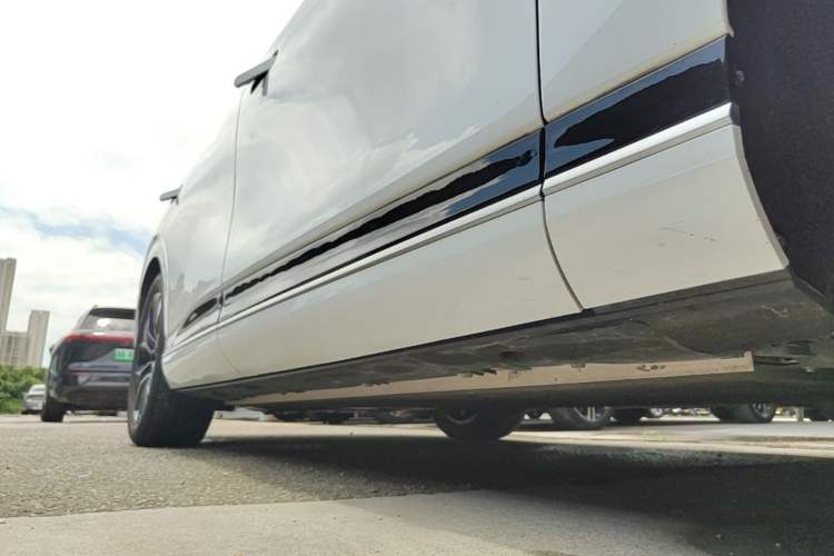 Used XPeng G9 2025 625 Long-Range Max Right Side Sill