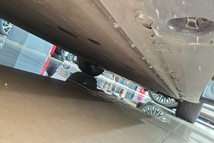 Used XPeng G9 2025 680 Ultra-Long Range All-Wheel Drive Max Right Side Sill