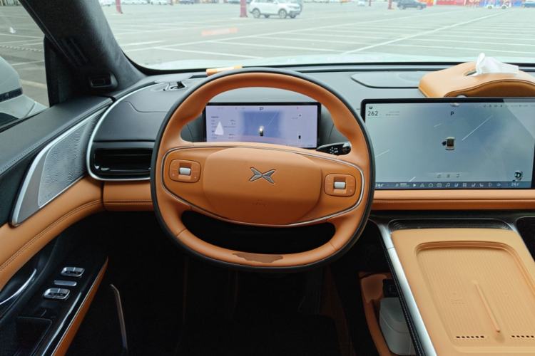 Used XPeng G9 2025 725 with Ultra-Long Range Max Steering Wheel