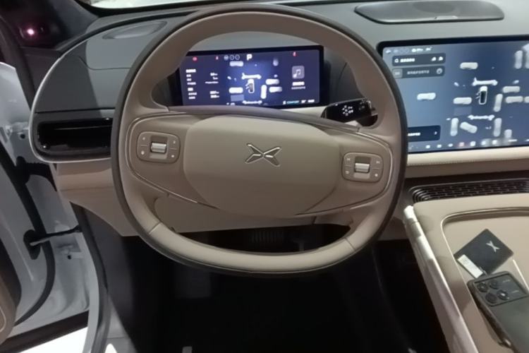 Used XPeng G9 2025 725 with Ultra-Long Range Max Steering Wheel