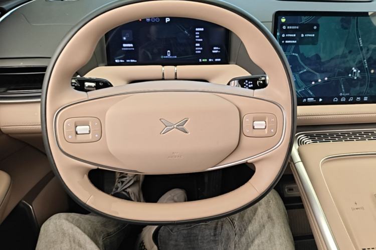 Used XPeng G9 2025 725 with Ultra-Long Range Max Steering Wheel