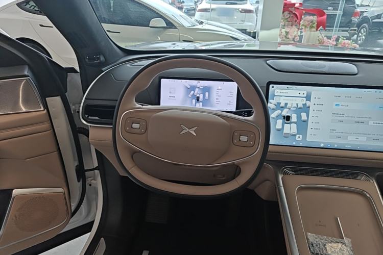 Used XPeng G9 2025 725 with Ultra-Long Range Max Steering Wheel