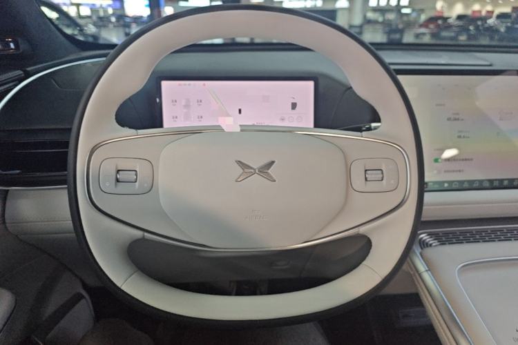 Used XPeng G9 2025 725 with Ultra-Long Range Max Steering Wheel