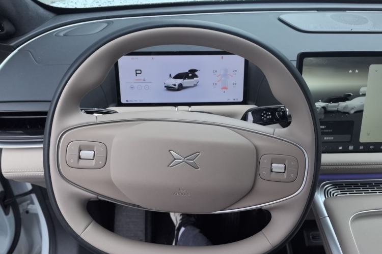 Used XPeng G9 2025 725 with Ultra-Long Range Max Steering Wheel