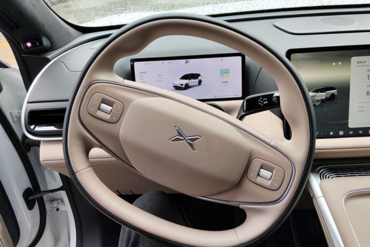 Used XPeng G9 2025 725 with Ultra-Long Range Max Steering Wheel