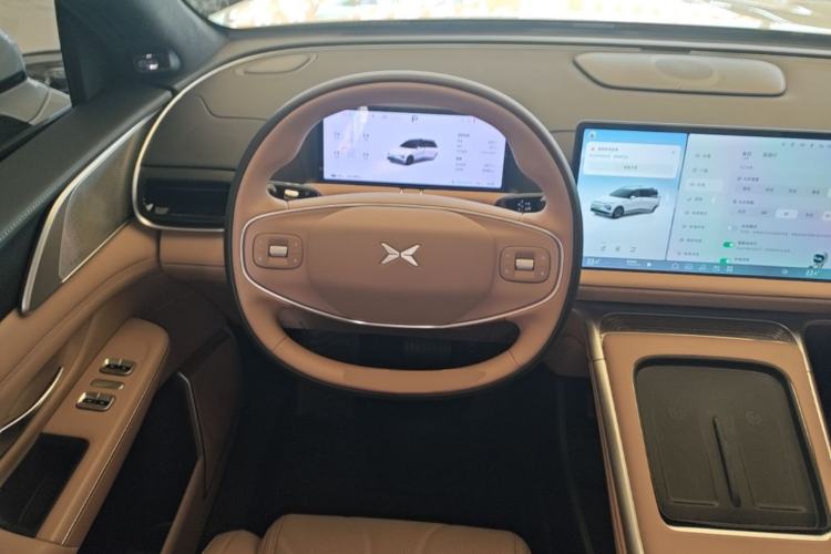 Used XPeng G9 2025 725 with Ultra-Long Range Max Steering Wheel