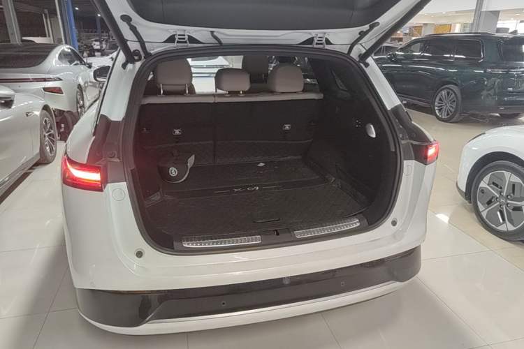Used XPeng G9 2025 625 Long-Range Max Trunk