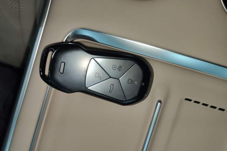 Used XPeng G9 2025 725 with Ultra-Long Range Max Vehicle Key