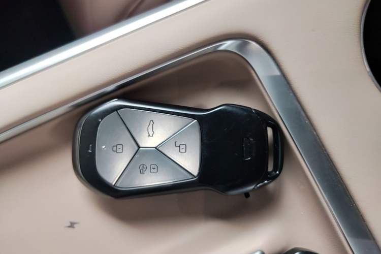 Used XPeng G9 2025 725 with Ultra-Long Range Max Vehicle Key