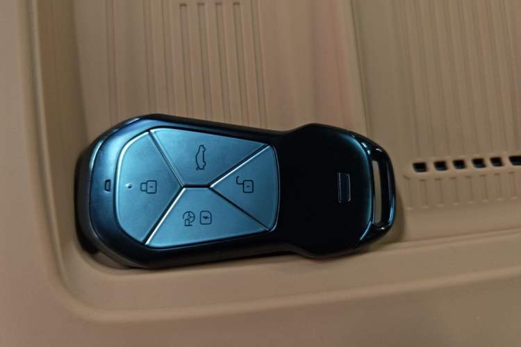 Used XPeng G9 2025 725 with Ultra-Long Range Max Vehicle Key