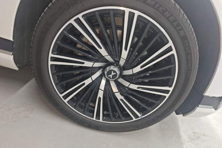 Used XPeng G9 2026 Model, 725 Max Right Front Wheel Hub