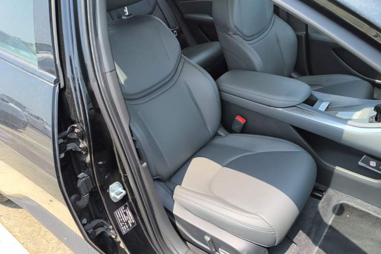 Used XPeng MONA M03 2024 620 with Ultra-Long Range Right Front Seat