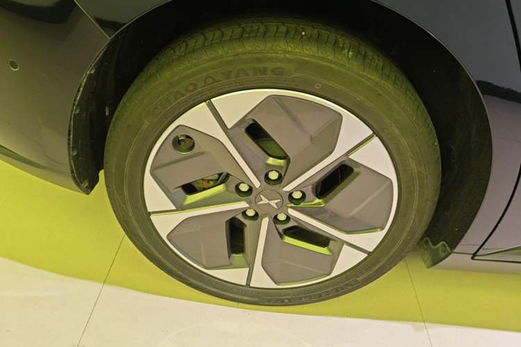 Used XPeng MONA M03 2024 620 with Ultra-Long Range Right Rear Wheel Hub