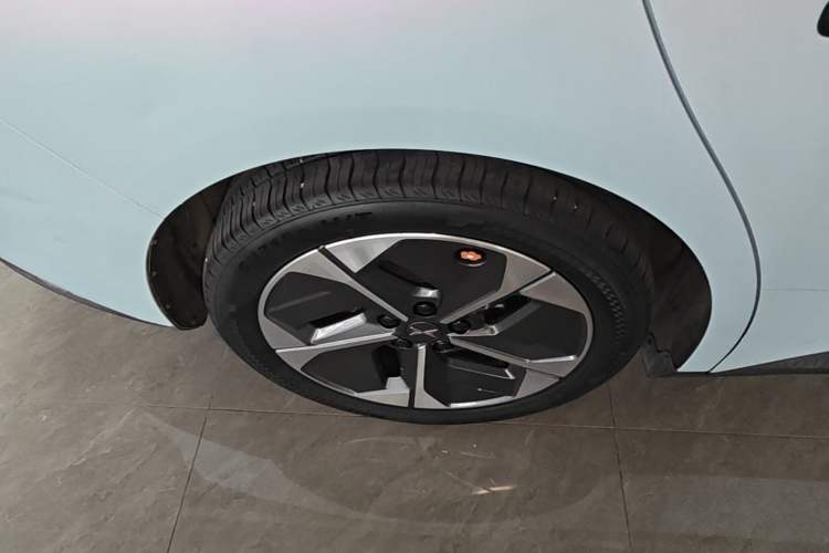 Used XPeng MONA M03 2024 620 with Ultra-Long Range Right Rear Wheel Hub