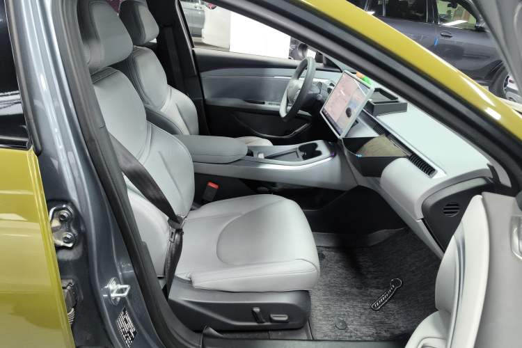 Used XPeng MONA M03 2024 620 with Ultra-Long Range Right Front Seat