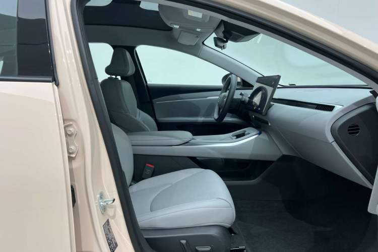 Used XPeng MONA M03 2024 620 with Ultra-Long Range Interior 9
