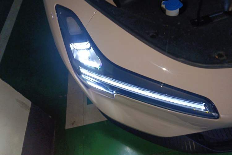 Used XPeng MONA M03 2024 620 with Ultra-Long Range Right Front Headlight