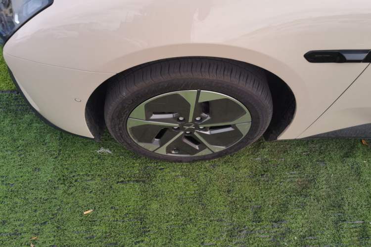 Used XPeng MONA M03 2024 620 with Ultra-Long Range Left Front Wheel Hub