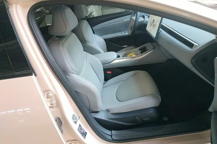 Used XPeng MONA M03 2024 620 with Ultra-Long Range Right Front Seat