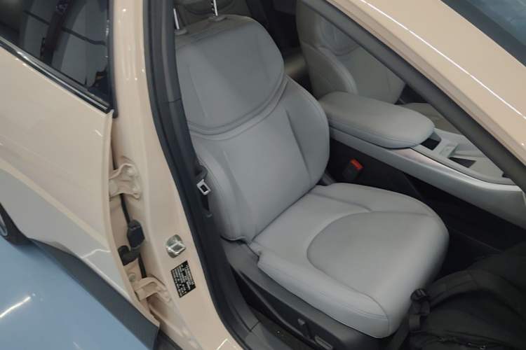 Used XPeng MONA M03 2024 620 with Ultra-Long Range Right Front Seat