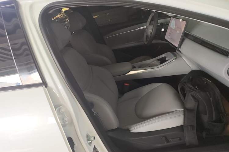 Used XPeng MONA M03 2024 620 with Ultra-Long Range Right Front Seat