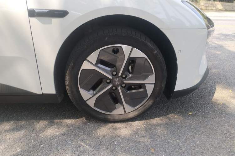 Used XPeng MONA M03 2024 620 with Ultra-Long Range Right Front Wheel Hub