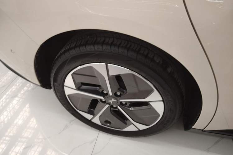 Used XPeng MONA M03 2024 620 with Ultra-Long Range Right Rear Wheel Hub