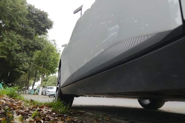 Used XPeng MONA M03 2024 620 with Ultra-Long Range Right Side Sill
