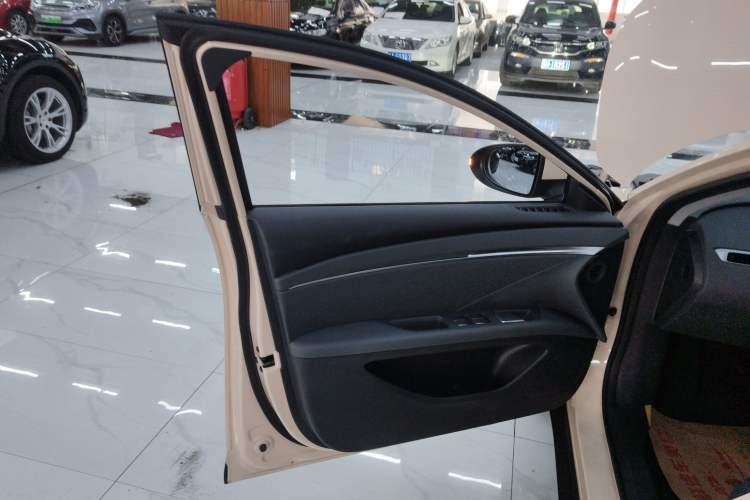 Used XPeng MONA M03 2024 620 with Ultra-Long Range Interior 7