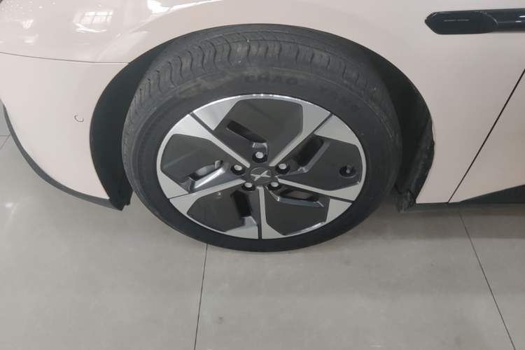 Used XPeng MONA M03 2024 620 with Ultra-Long Range Left Front Wheel Hub