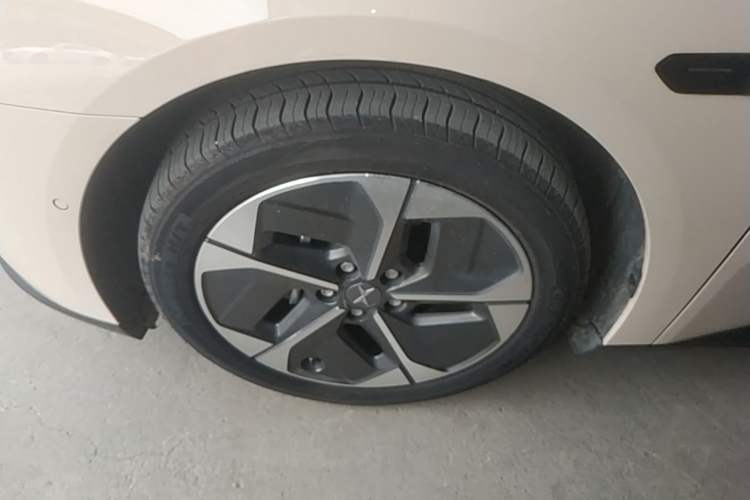 Used XPeng MONA M03 2024 620 with Ultra-Long Range Left Front Wheel Hub