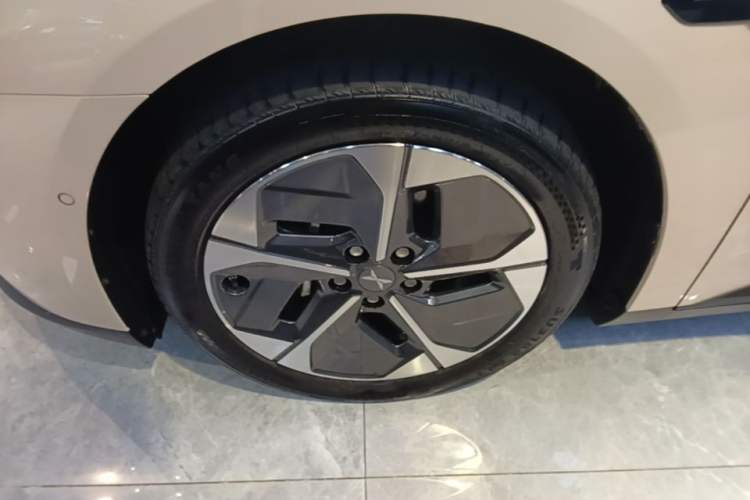 Used XPeng MONA M03 2024 620 with Ultra-Long Range Left Front Wheel Hub