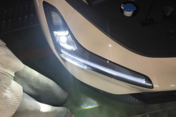 Used XPeng MONA M03 2024 620 with Ultra-Long Range Right Front Headlight
