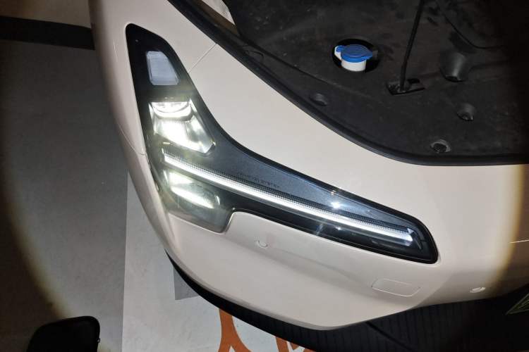 Used XPeng MONA M03 2024 620 with Ultra-Long Range Right Front Headlight