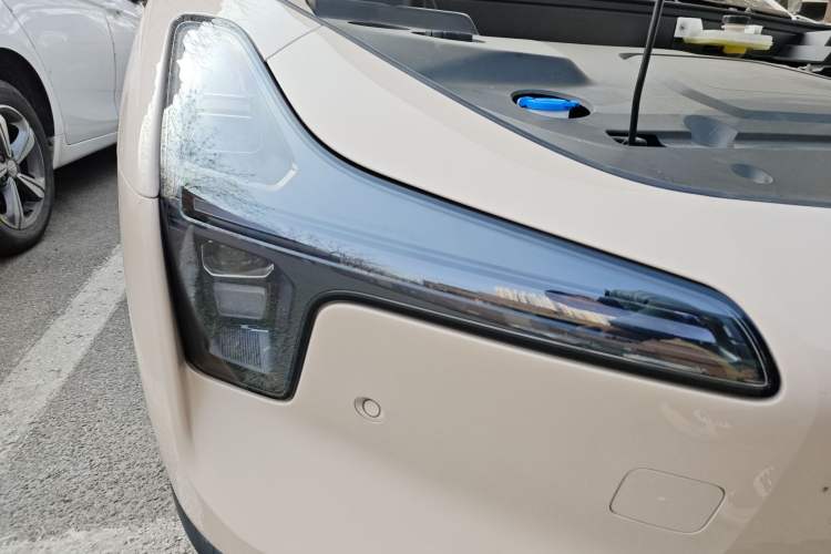 Used XPeng MONA M03 2024 620 with Ultra-Long Range Right Front Headlight