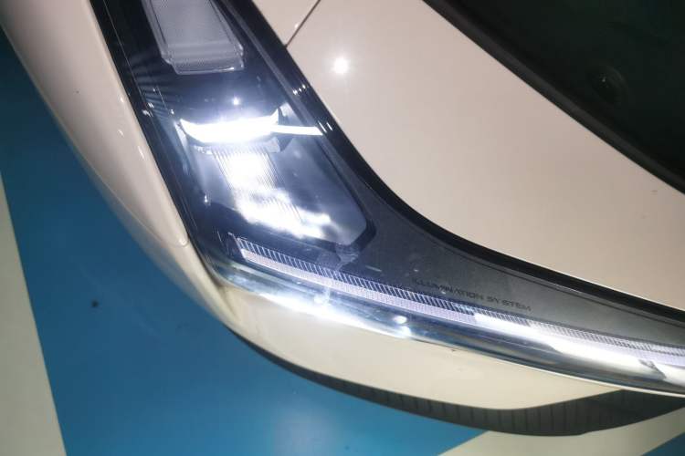 Used XPeng MONA M03 2024 620 with Ultra-Long Range Right Front Headlight