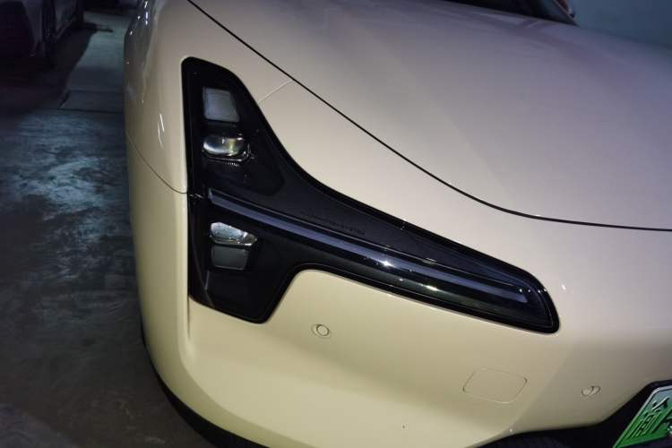 Used XPeng MONA M03 2024 620 with Ultra-Long Range Right Front Headlight
